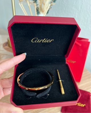Pulsera rígida dorada tipo Love inspiración
