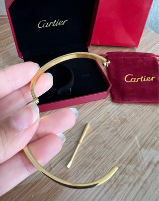 Pulsera rígida dorada tipo Love inspiración