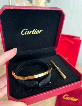 Pulsera rígida dorada tipo Love inspiración