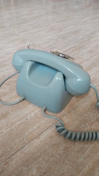Teléfono Heraldo antiguo azul.