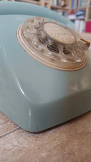 Teléfono Heraldo antiguo azul.
