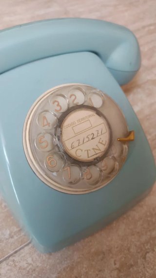 Teléfono Heraldo antiguo azul.
