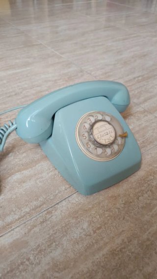 Teléfono Heraldo antiguo azul.