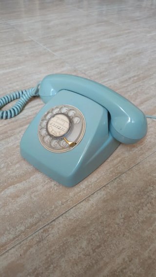 Teléfono Heraldo antiguo azul.