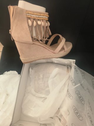 Sandalias Botas Beige con Flecos y Conchas