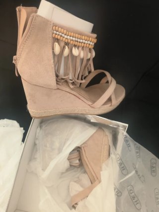 Sandalias Botas Beige con Flecos y Conchas