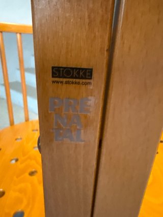 Cuna de bebé de madera ovalada marca STOKKE.