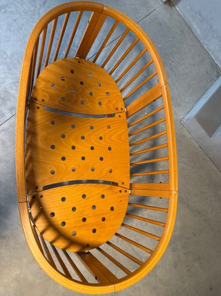 Cuna de bebé de madera ovalada marca STOKKE.