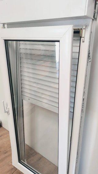VENTANA BLANCA PVC CON PERSIANA OSCILOVATIENTE