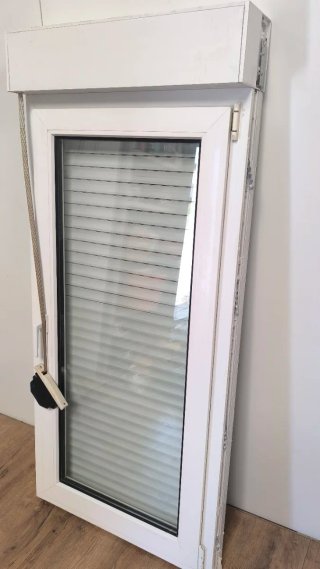 VENTANA BLANCA PVC CON PERSIANA OSCILOVATIENTE