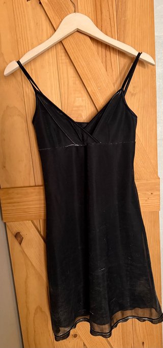 Vestido negro con tirantes finos