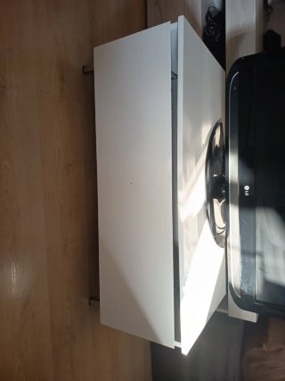 Televisión y plataforma con cajón.