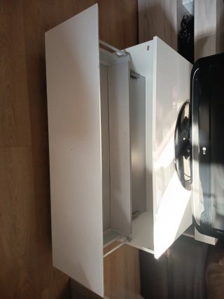 Televisión y plataforma con cajón.