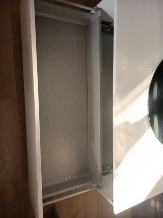 Televisión y plataforma con cajón.