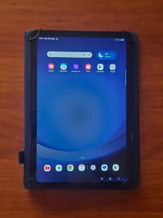 Samsung Galaxy Tab A9+ 5G con funda azul