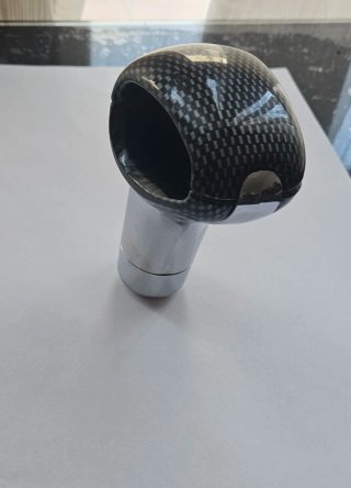 Pomo de cambios con un acabado en fibra de carbono