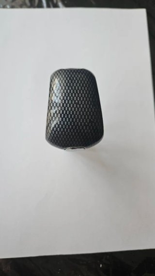 Pomo de cambios con un acabado en fibra de carbono