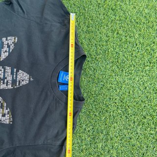 T-shirt Adidas nera con logo e stampa