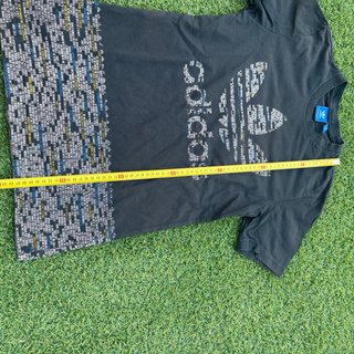 T-shirt Adidas nera con logo e stampa