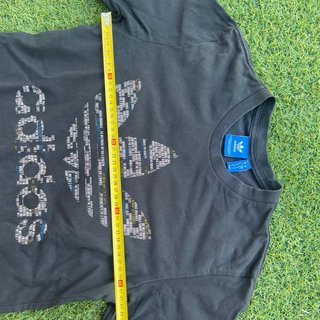 T-shirt Adidas nera con logo e stampa