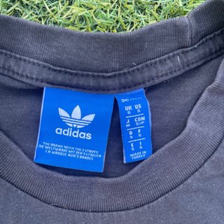 T-shirt Adidas nera con logo e stampa