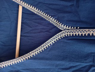 Blusa sin mangas azul con bordado