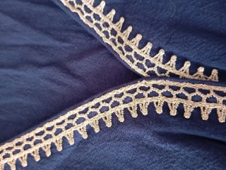 Blusa sin mangas azul con bordado