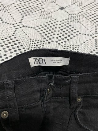 Pantalón vaquero Zara negro