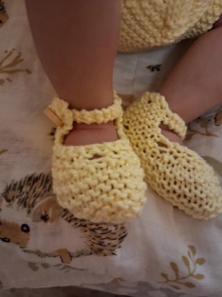 Ropita artesanal bebé/reborn amarilla
