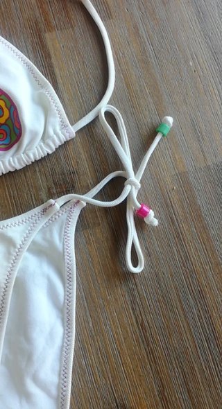 Bikini bianco con stampa colorata