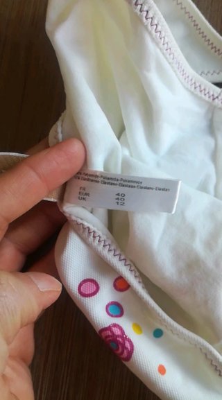 Bikini bianco con stampa colorata