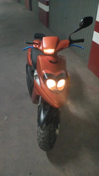 Yamaha BWS Naranja recién pintada arranca a bateri
