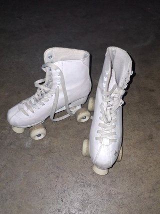 Patines blancos de cuatro ruedas