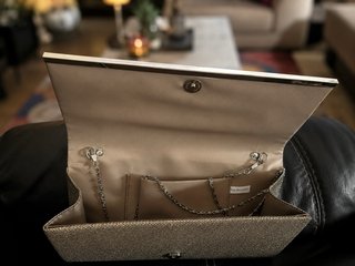 Bolso de fiesta dorado elegante