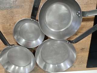 Sartenes de hierro marca De Buyer.