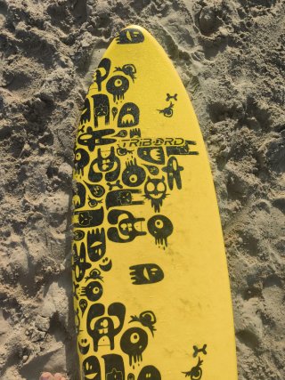 Tabla de surf amarilla para niño