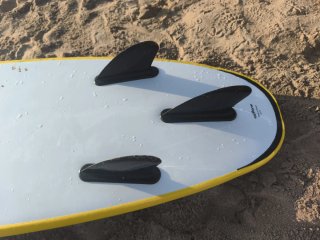Tabla de surf amarilla para niño