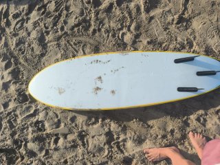 Tabla de surf amarilla para niño