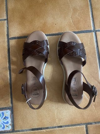 Sandalias a estrenar piel marrón T.37