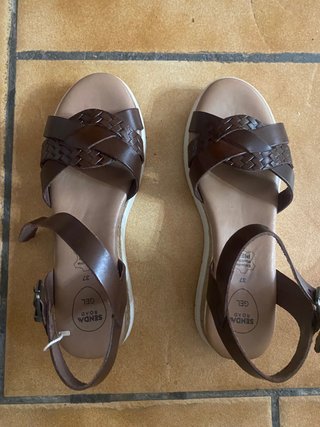 Sandalias a estrenar piel marrón T.37