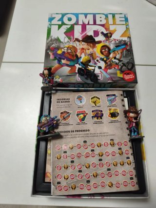 Juego de mesa Zombie Kidz Evolution con figuras