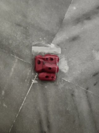 Gomas pasacables rojas