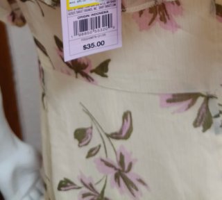 Vestido cute amarillo y florecitas rosas volantes