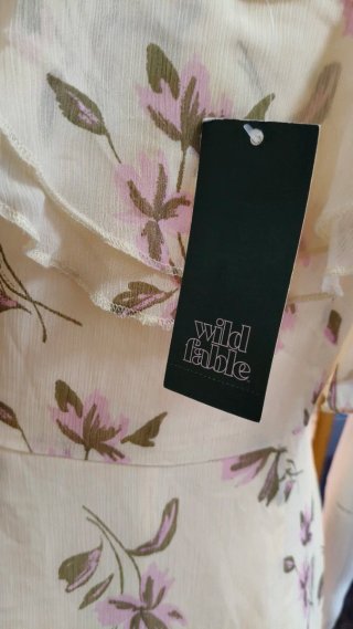 Vestido cute amarillo y florecitas rosas volantes