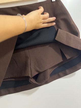 Falda short marrón con abertura