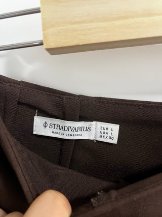 Falda short marrón con abertura