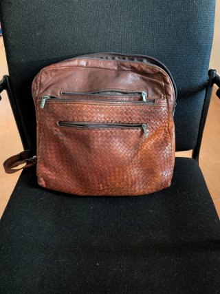 Bolso de cuero tejido marrón