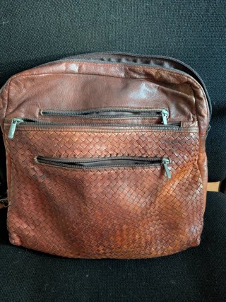 Bolso de cuero tejido marrón