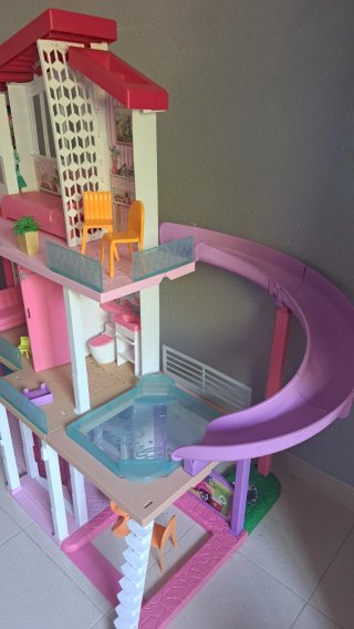 Casa Barbie de lujo con piscina y tobogán