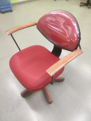 Sillón de peluquería rojo